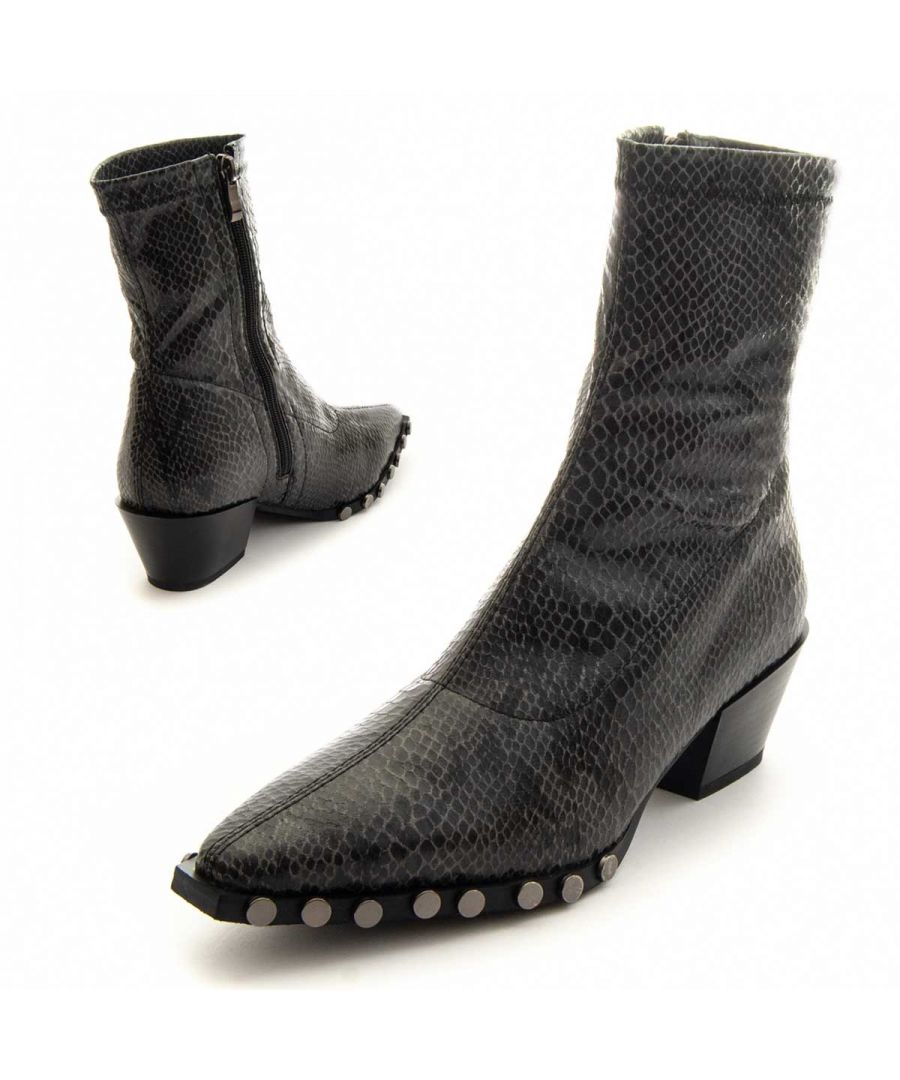Comfortable booty for women. Comfortable style. Doubly reinforced. Previous and posterior buttress for greater durability. Padded template that cushions the footprint. Non-slip sole to avoid slippage. Easy cleaning material with wet cloth. Capsule BY Azarey collection.