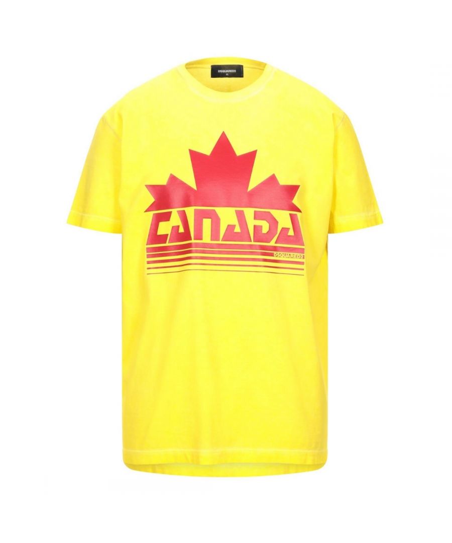 Dsquared2 Cool Fit geel T-shirt met Canada Maple Leaf-logo. Dsquared2 Cool Fit geel T-shirt met Canada Maple Leaf-logo. S71GD0810 S20694 174. 100% katoen. Normale pasvorm, past volgens de maat. T-shirt met ronde ribhals