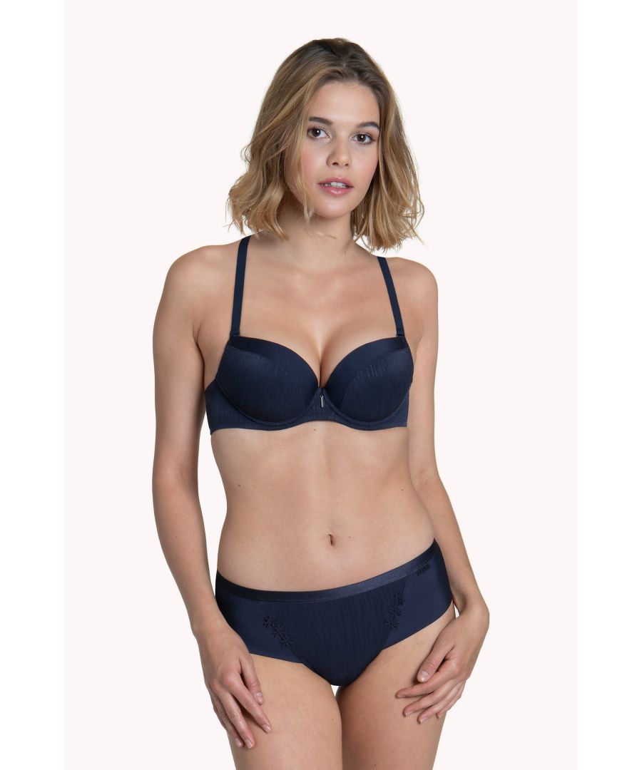 Accentuate your cleavage with this luxurious push-up bra from the Lisca 'Gracia' range. Depending on the occasion, you can change the entire look by changing the front of the straps. The straps can be worn in classically or crossed, you can adjust the back part by wearing the straps around your neck to create the illusion of a bare back. The bra features dazzling waves of jacquard material which are complemented by soft microfibre.