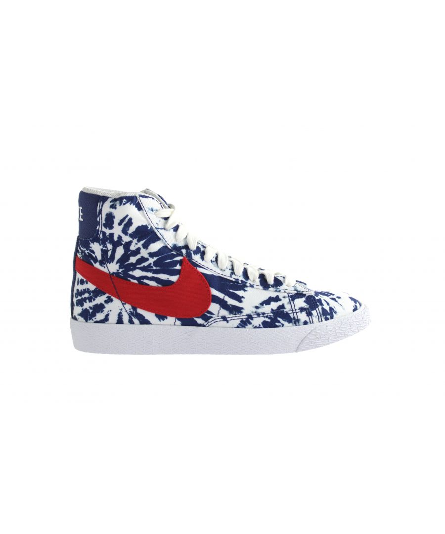 Bring some flair to your outfit when you rock the iconic Nike Blazer Mid SE. A lightweight upper sits atop a soft autoclave construction to give you a vintage midsole finish with a wild twist.\n\n- Woven fabric is breathable and lightweight.\n- Autoclave construction fuses the outsole to the midsole for a streamlined look.\n- Solid rubber outsole has a herringbone pattern for traction and durability