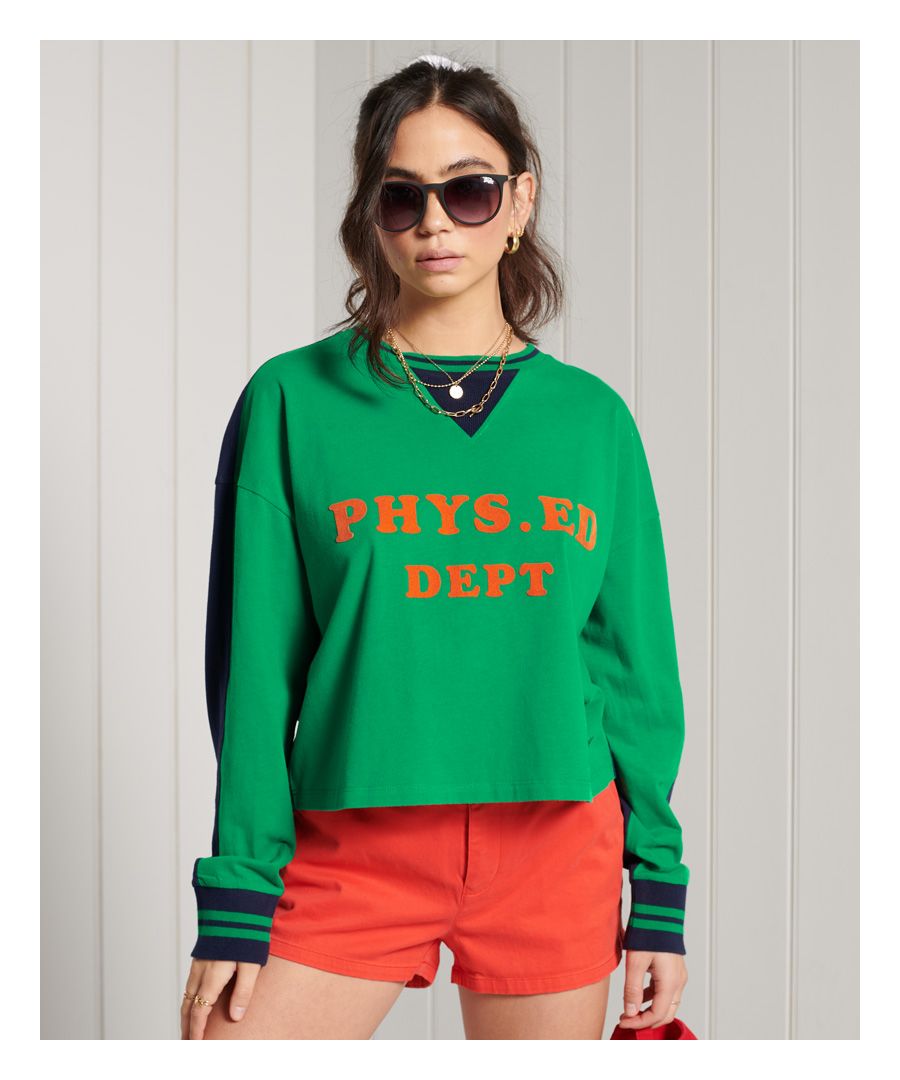 Get that college varsity vibe with the Collegiate Graphic Long Sleeve Top, designed to give you that 70s college feel.Crew necklineLong sleevesEmbroidered logoPrinted logosRibbed cuffs