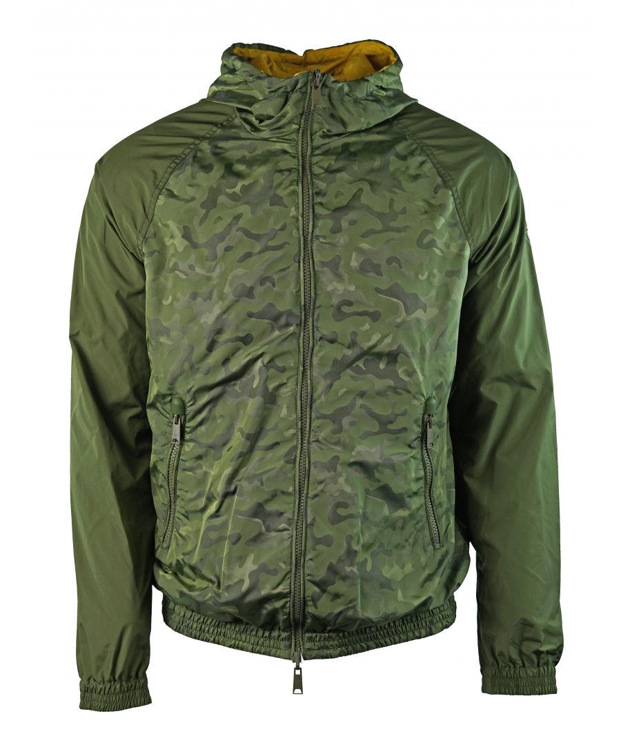 Emporio Armani 3Z1B88 1NSKZ F501 jas. Emporio Armani groene camouflagejas. Rits sluiting. 100% polyamide. Omkeerbaar. Zichtbare branding