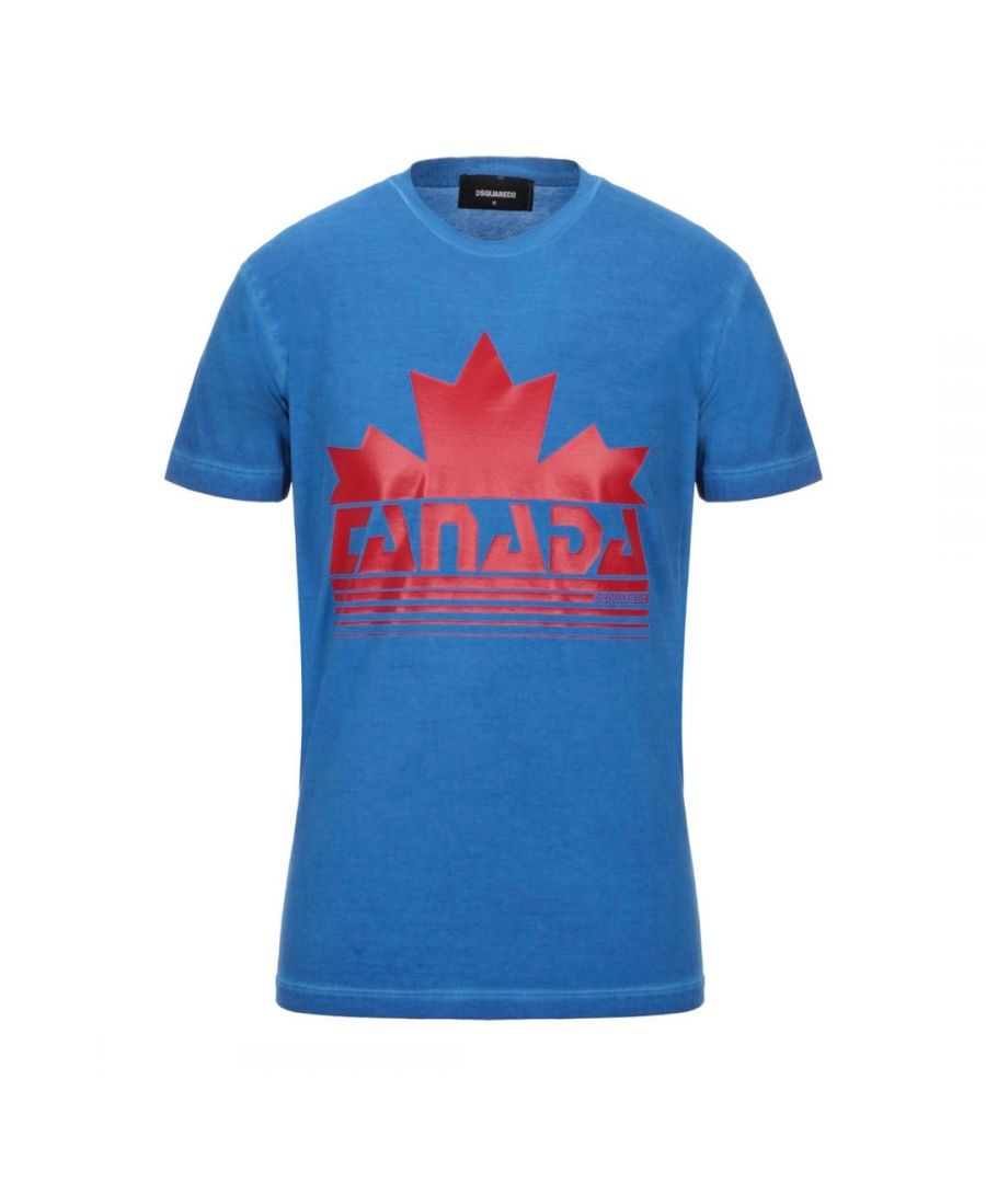 Dsquared2 Cool Fit blauw T-shirt met Canada Maple Leaf-logo. Dsquared2 Cool Fit blauw T-shirt met Canada Maple Leaf-logo. S71GD0810 S20694 519. 100% katoen. Normale pasvorm, past volgens de maat. T-shirt met ronde ribhals