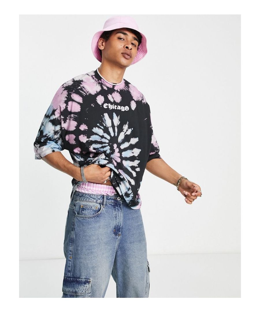 T-shirt by ASOS DESIGN Crew neck Drop shoulders 'Chicago' text print to chest Oversized fit Sold by Asos