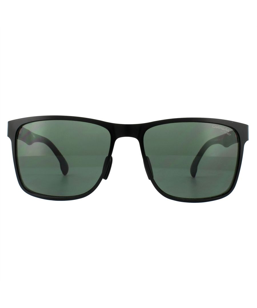 Carrera zonnebrillen 8026/s 003 QT Matt Black Green hebben rubber megol tempeltips en neuskussens gekregen voor extra grip en comfort, verder verbeterd met de geïntegreerde veerscharnieren. Het voorframe is vierkant gevormd en gemaakt van metaal voor een sterke mannelijke look