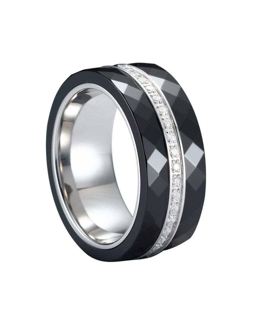 Zilveren ring met zwarte keramiek en witte zirkoniakristallen. Kenmerken: Materiaal: Zilver, zwarte keramiek en witte zirkoniakristallen steentjes. Breedte: 0,8 cm. Beschikbare maat: 6 / 7 / 8.