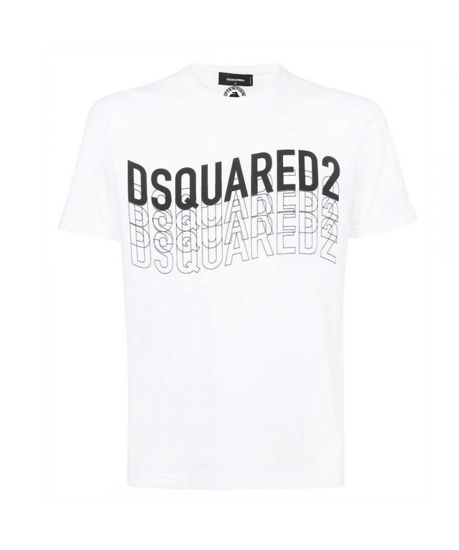 Dsquared2 multi-logo golf wit T-shirt. D2 wit T-shirt met korte mouwen. Cool Fit-stijl, valt op maat. 100% katoen, gemaakt in Italië. D2 Wave-branding met meerdere logo's. S74GD0829 S22427 100