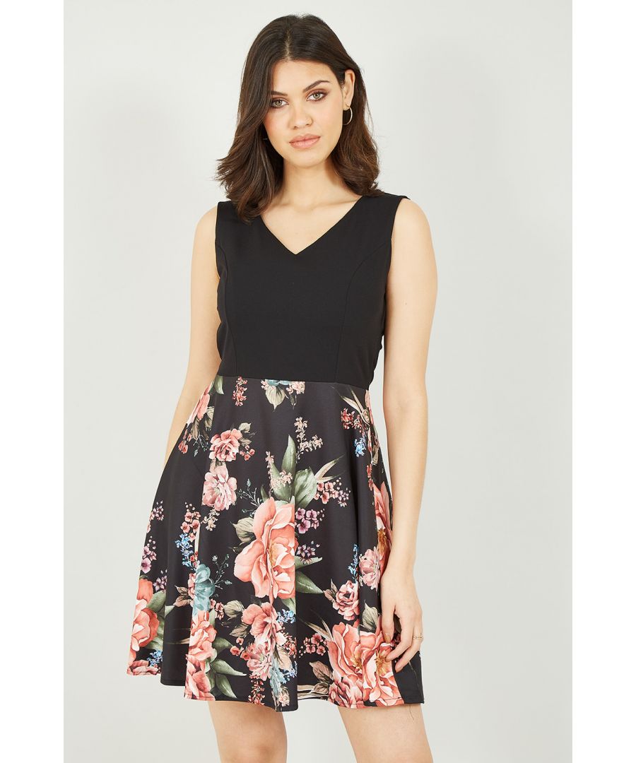 Sculpt your figure this season in this stunning Mela Two Tone V Neck Floral Dress. A timeless, flattering fit, this dress features a close-fit sleeveless v-neck top, with a floaty, floral contrast skirt. Perfect matched with ankle boots or strappy heels and a matching clutch.