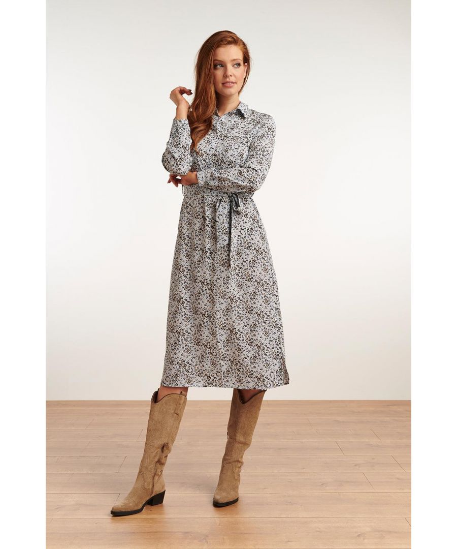 Deze soepel vallende midi jurk met dierenprint is een must-have in je garderobe! Het model heeft een kraag, strikceintuur en een knoopsluiting tot aan de taille. Draag deze jurk leuk met sneakers of laarzen voor een perfecte look.\n\nPrint: dierenprint\nPasvorm: losvallend\nLengte: midi\nModel: 1.80 lang en draagt S/36\n\nMade in P.R.C\n\n\nMateriaal: 100% polyester\n\nKleur: light blue - black&white