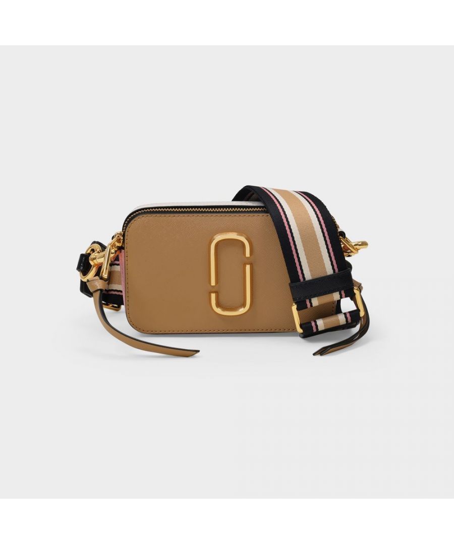 The perfect balance of cute and compact, the Snapshot from Marc Jacobs just keeps us wanting more with each new iteration. This season, it comes in sable beige leather, with the gold-tone logo and a canvas logo shoulder strap, for a seriously cool effect. Wear it crossbody with a cycle shorts-blazer-sneakers combo for an urban, on-trend look. Shoulder strap : 70 cm. Worn two ways - One adjustable. detachable shoulder strap. Material : Smooth Calfskin. Lining : Leather. Colour : Beige - 289 New Sandcastle Multi. Closure : Top Zip. Interior : Two compartments and two card slots.
