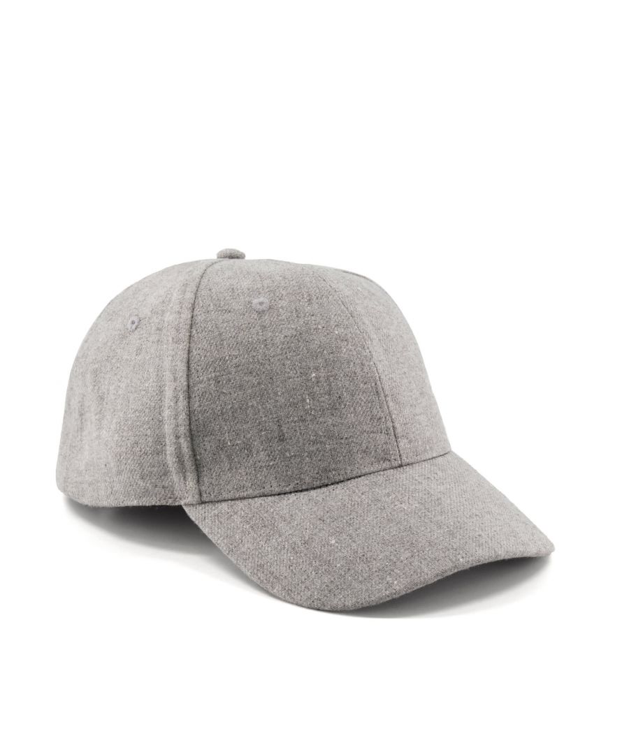 Keep it cool and casual from head-to-toe in our Noventra cap. This light cotton style is the perfect finishing touch to off-duty outfits.