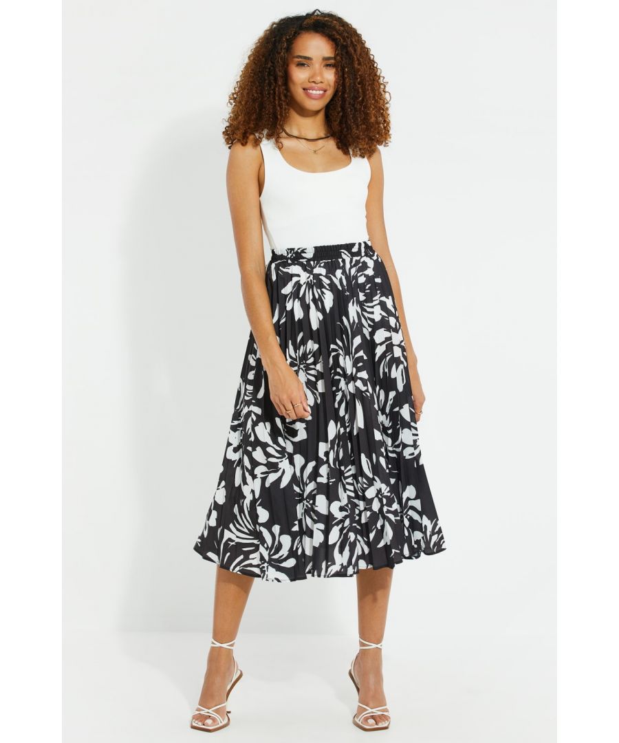 Elevate your wardrobe with the pleated midi skirt from Threadbare. The skirt features a full A-line style, midi length, and flat waistband with a concealed zip down the side seam. Team up with trainers for a casual look or heels for evenings out. Other prints are also available.