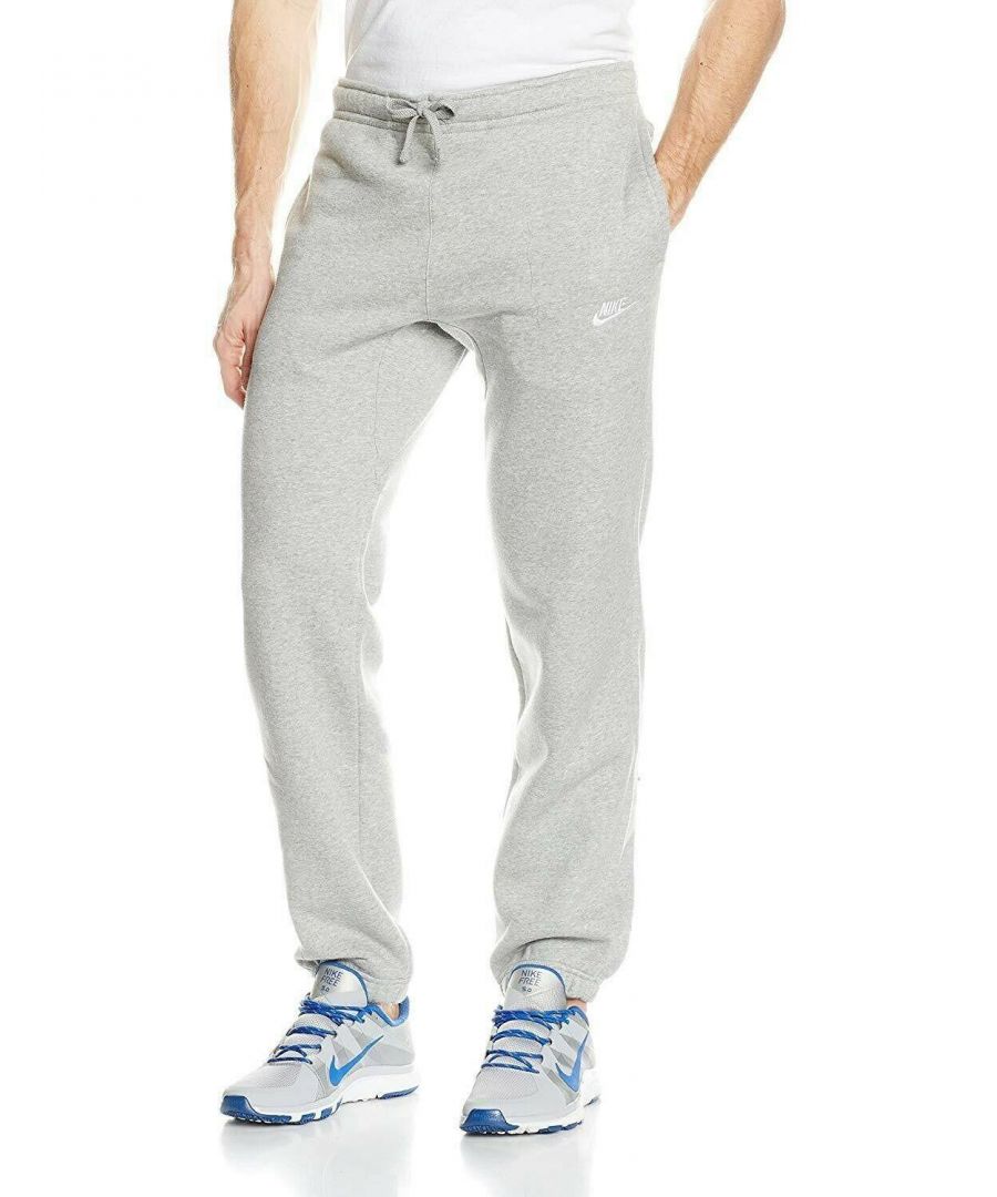 Nike Fleece Joggers Trainingsbroek voor heren. Fleecestof is op de rug geborsteld voor zachtheid. Geborduurd Nike-logo bij de linkerzak. Twee zijzakken, met fleece gevoerd, enkele achterzak. Elastische taille met trekkoord. Elastische bodems / zomen. Elastische manchetten pronken met je sneakers.