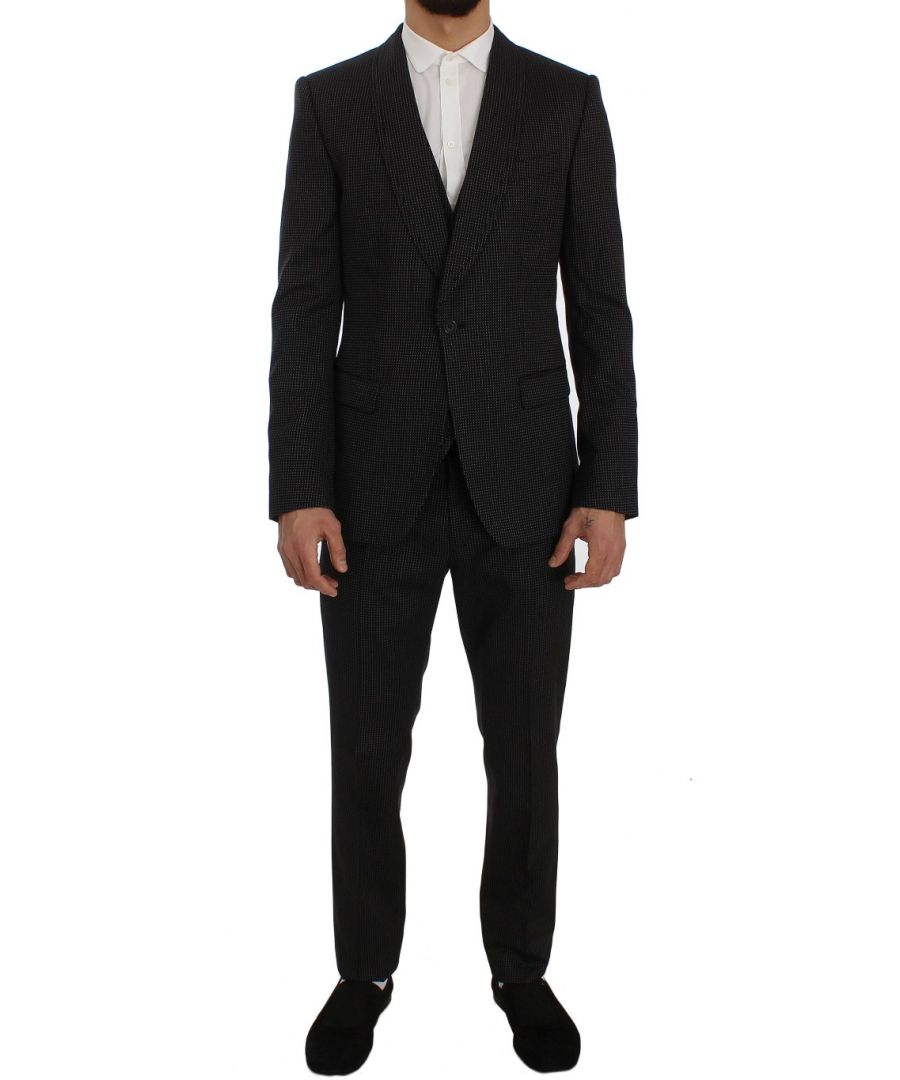 Dolce & Gabbana Suit Absoluut prachtig, 100% Authentiek, gloednieuw met tags Dolce & Gabbana 3-delig slim fit Suit. Dit item komt uit de exclusieve MainLine Dolce & Gabbana collectie. Kleur: Grijs gestippeld Stijl: Single breasted 3-delig Suit Sluiting: Een knoop sluiting Pasvorm: Slim Fit Twee binnenzakken Een open vent in de rug 3-weg broek ritssluiting Made in Italy Zeer exclusief en hoog vakmanschap. Materiaal: 5% Katoen, 1% Elastaan, 21% Zijde, 24% Viscose, 49% Wol Voering: 100% Rayon