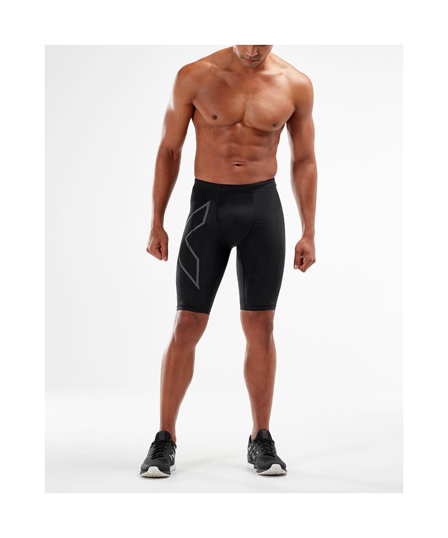 The Light Speed Compression Shorts with revolutionary Muscle Containment Stamping (MCS) technology are developed with a detailed understanding of the impact running has on the legs, reducing muscle movement, damage and fatigue for your best run ever.