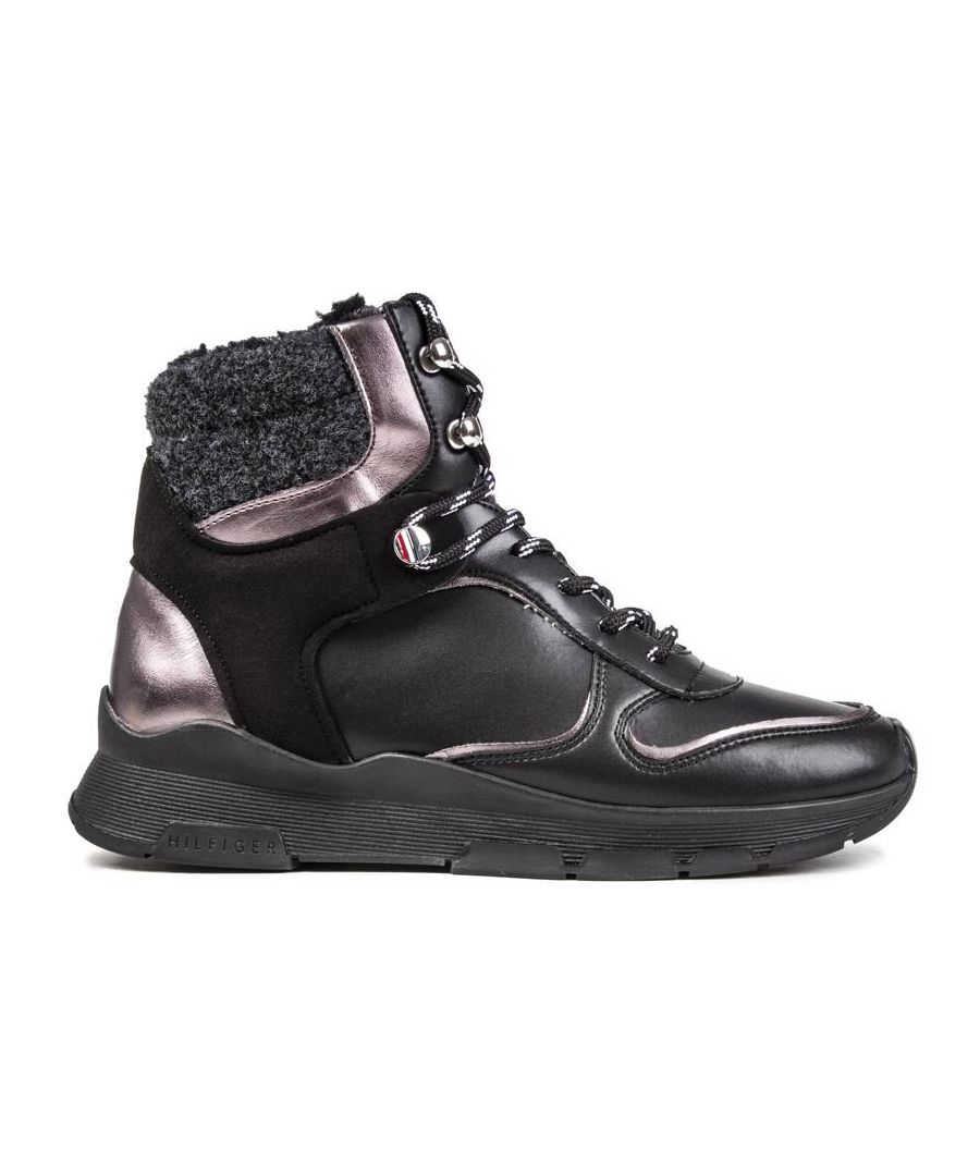 Zwarte Tommy Hilfiger Outdoor Bootie-sneakers met veters, ontworpen met een leren bovenwerk met gestreepte veters. bovenste gehaakte oogjes. gemerkte tong. en pluizige, met textiel gevoerde kraag. Deze op wandelschoenen geïnspireerde dameslaarzen hebben roségouden metallic accenten. voering van imitatiebont. en gemerkte rubberen zool.