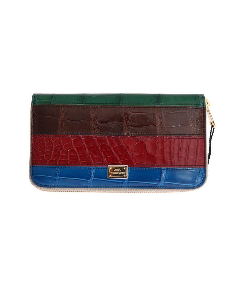 DOLCE & GABBANA Prachtig gloednieuw met tags, 100% Authentiek Dolce &; Gabbana multicolor lederen krokodillenhuid continentale portemonnee Model: Continentale portemonnee clutch Materiaal: 100% Krokodil Kleur: Rood, blauw, bordeaux, en groen met goud metalen details Binnenzak met ritssluiting Kaart en biljet slots Volledige ritssluiting Logo gegraveerd metalen hardware Made in Italy Afmetingen: 20cm x 10cm x 3cm
