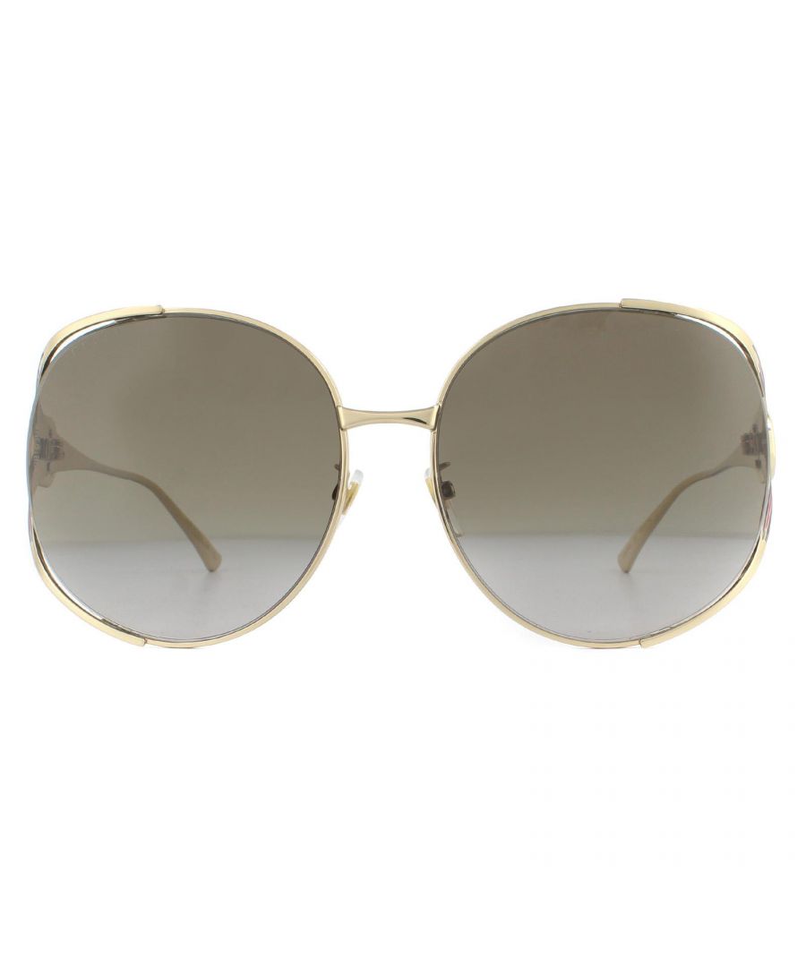 Gucci zonnebrillen GG0225S 002 Gold Brown Gradient zijn een oversized ronde stijl met een elegant en opwindend tempelontwerp. Afgewerkt met de Gucci -kleuren en het in elkaar grijpende GG -logo, zullen deze zonnebrillen zeker opvallen van de menigte!
