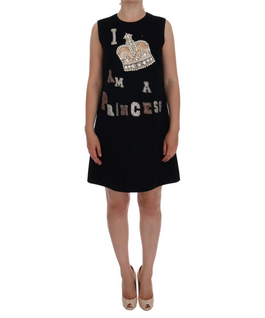 Dolce & Gabbana Schitterend gloednieuw met tags, 100% Authentiek Dolce & Gabbana zwart wollen kristal ‘I AM A PRINCESS’ jurk Model: Mouwloze mini boven knie lengte shift Motief: ‘I AM A PRINCESS’ Kleur: Zwart Kristallen: Helder en grijs, parels Rits opening op de rug Logo details Made in Italy Zeer exclusief en hoog vakmanschap Materiaal: 100% Wol