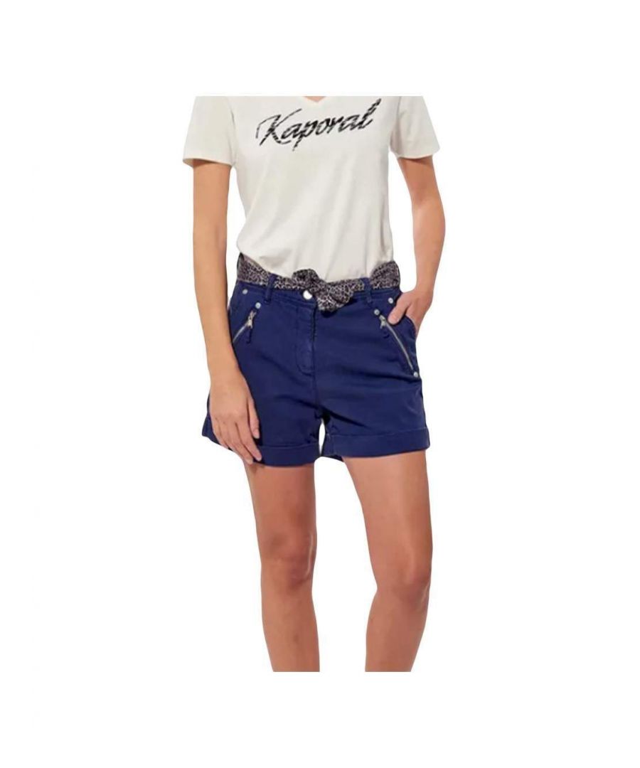 Korte Kaporal Pika Woman Blue Jean. Authentieke stadskleding van het merk Kaporal - streetwear/sportkleding ontwerp van Kaporal - Kaporal for Women mode, perfect voor het dagelijks leven - Blauwe Kaporal shorts passen perfect bij de rest van je kleedkamer - comfortabel denim materiaal - klassiek - Pika -