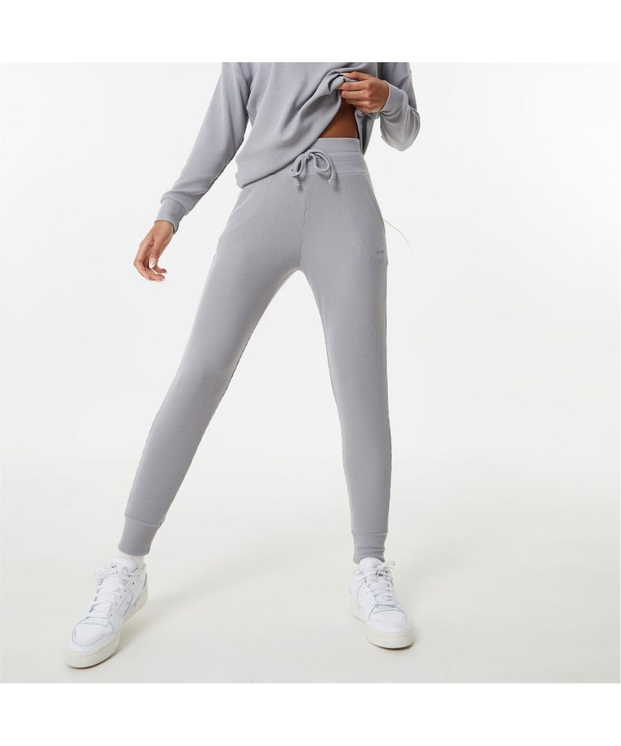 If you've been dreaming of the perfect joggers then look no further! The USA PRO ribbed joggers are super-soft and feature a loose fit for ultimate comfort. Pair with the ribbed slouchy hoodie for the perfect loungewear set.  >Loose fit  >Ribbed fabric  >Slouchy design
