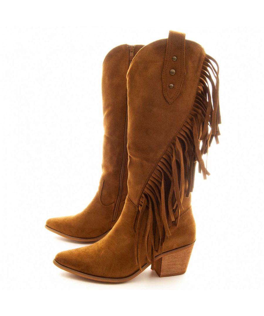 Cowboy boot with fringes comfortable for women. Perfect last that adapts to the shape of your foot. Resistant and lasting non -slip rubber sole to avoid slippers. Doublely reinforced for greater durability. Padded plant that adapts to the foot and also reduces the impact of the tread.
