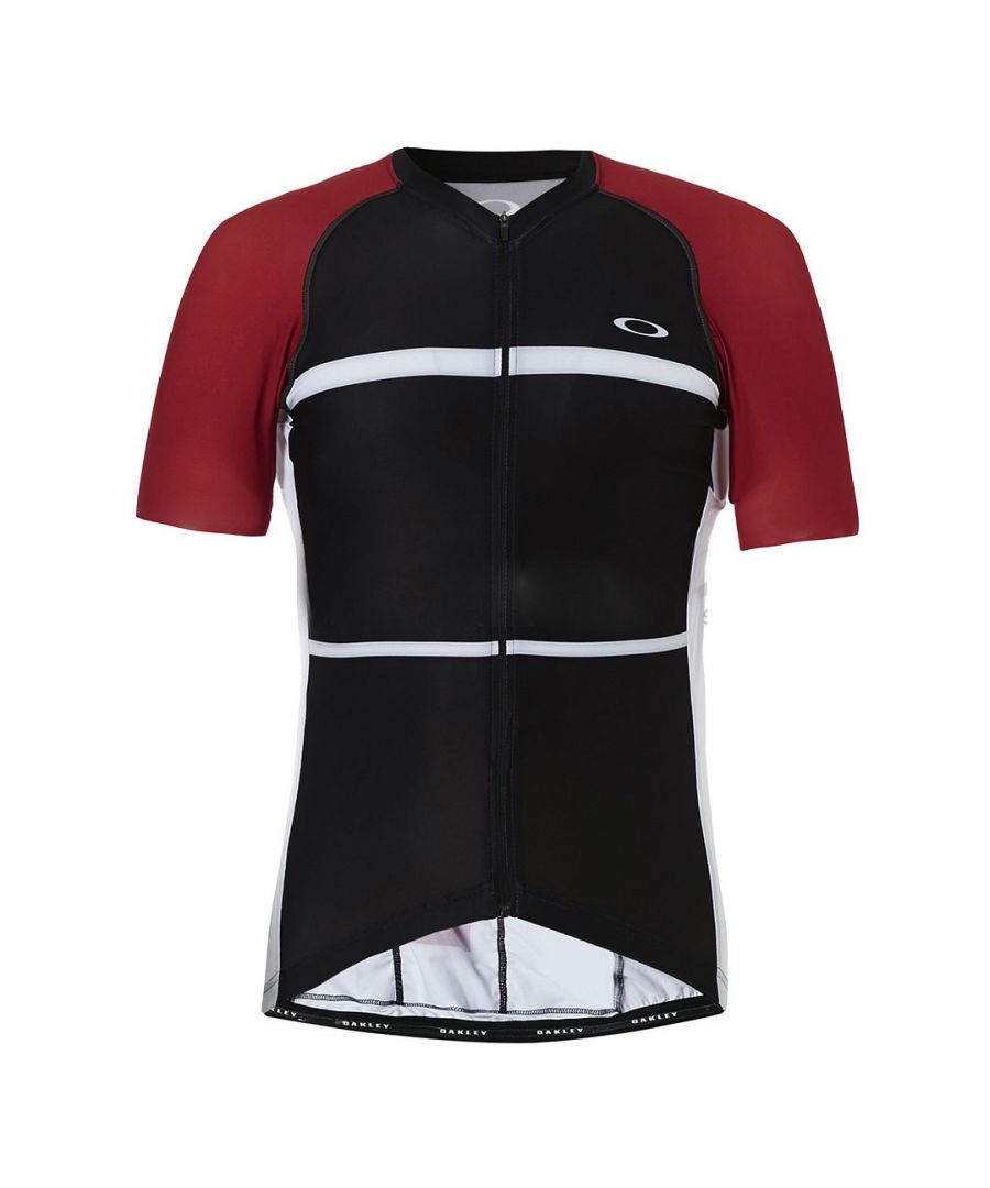 The Oakley Road Jersey features artwork inspired by the most iconic stages of competitions, from climbs and curves to downhill and the finish. Designed to perform, we optimized performance with breathable side panels and laser-cut sleeve openings that stay in place.