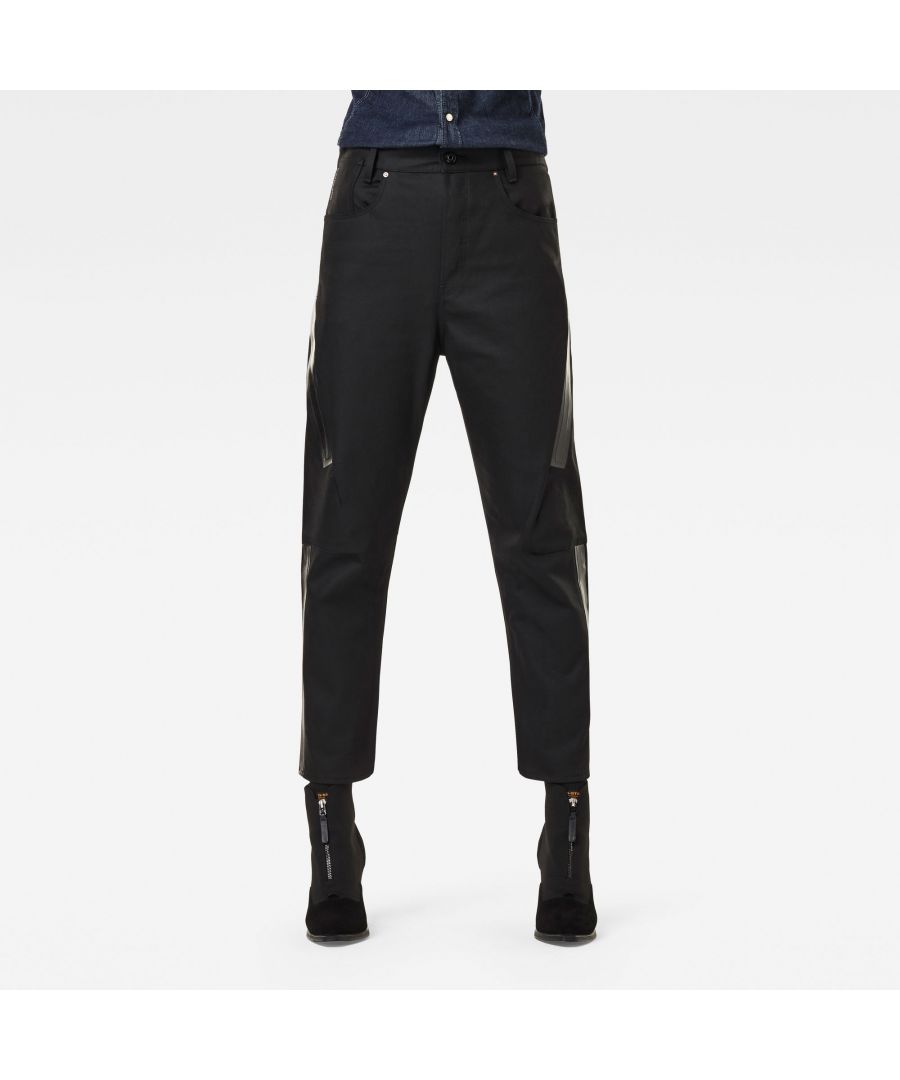 High waist. Dropped crotch. Fitted along the hip, wider through the legs. Bonded woven tape across the legs. Inset pockets with grown coin pocket, oversized back pockets. Button fly. Building onto its innovative spirit, G-Star RAW collaborated with Artistic Milliners and Archroma to bring to the market the most sustainable black denim fabric. This black denim is designed for circularity with chemistry that presents 0 risk for people and planet. It is a black denim fabric  certified at Gold level by the Cradle to Cradle Product Innovation Institute. Jeans X-Staq 3D jeans offers a high waist on a boyfriend fit with a small dropped crotch. Design in a cropped length with shaped darts at the inner knee, creating the ´O´ leg effect we know from the G-Star Type C jeans. The X-Staq offers a bonded woven tape across the legs. The coin pocket is enlarged. Cradle to Cradle Product Innovation Institute, applies the most rigorous certification standard in the world when it comes to circular product design.