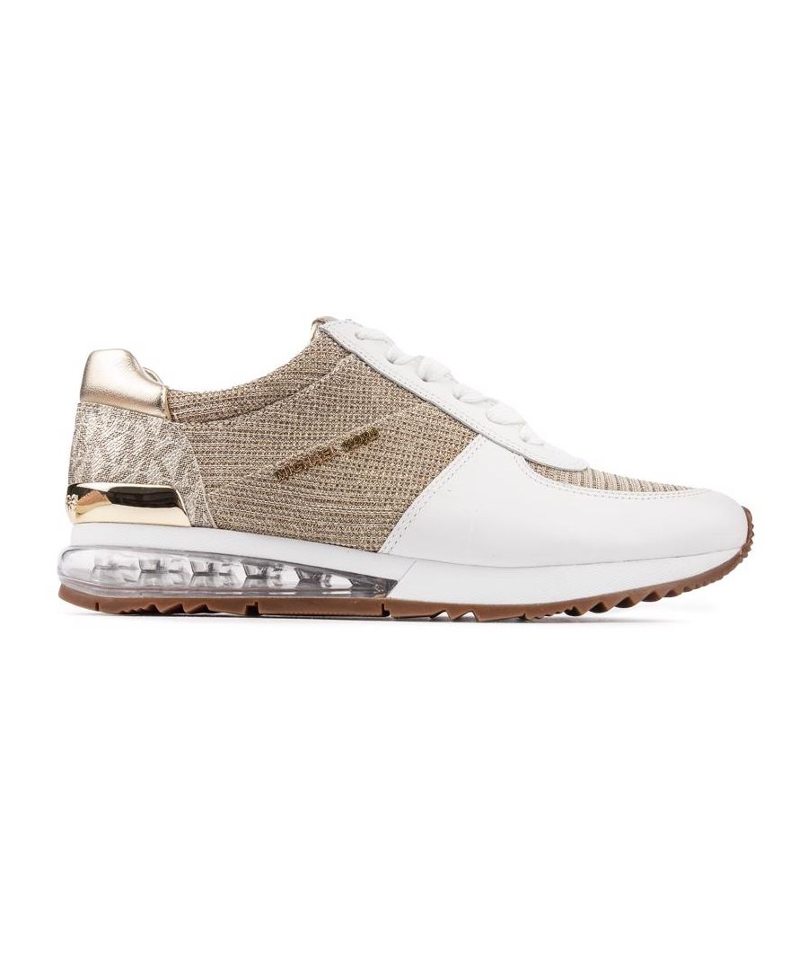 Deze Michael Kors Allie Extreme trainer is het ultieme in stijlvol comfort. Met een goudbeige metallic en wit premium bovenwerk. met een opvallend design en gouden accenten. deze designerschoenen hebben prachtige merkdetails en een gouden kenmerkend logo voor een opvallende smart-casual fashion-look.