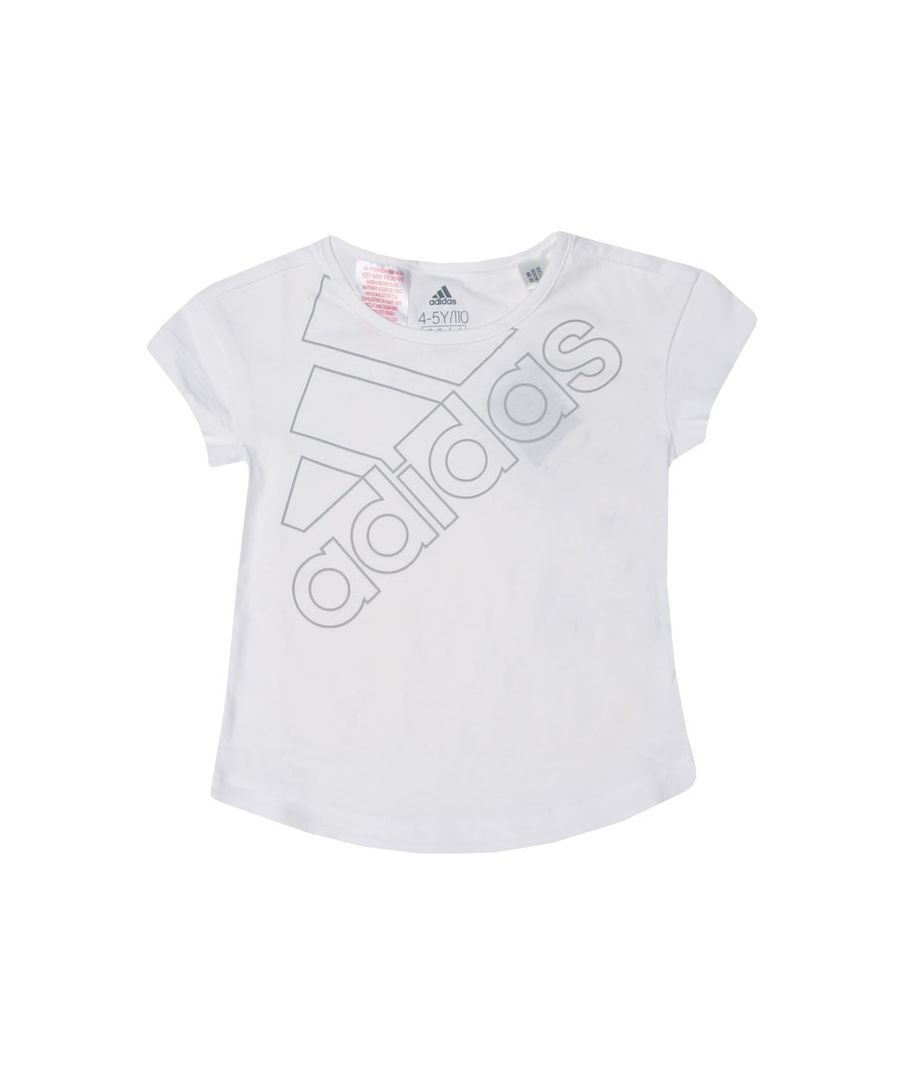 Junior Girls adidas Essentials Logo T- Shirt in white grey.- Round neck.- Short sleeves.- Shaped hem.- adidas branding print on chest.- Slim fit.- Main material: 100% Cotton. Machine washable. - Ref: GN3956J