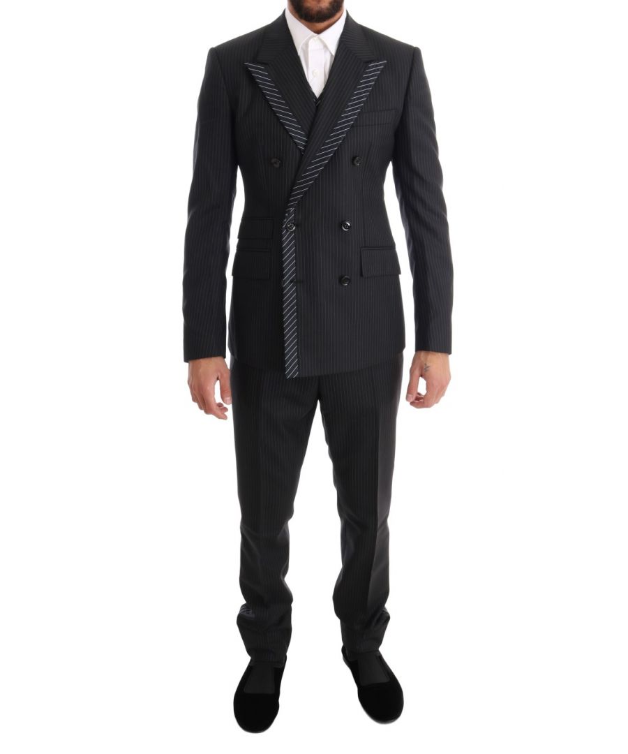 Dolce & Gabbana Absoluut prachtig, 100% Authentiek, gloednieuw met tags Dolce & Gabbana Pak Kleur: Grijs gestreept Stijl: Double breasted 3-delig pak omvat blazer, vest, en broek Sluiting: Twee knoopsluiting Pasvorm: Slim Fit Twee binnenzakken Een open vent in de rug Vest heeft volledige knoopsluiting en een verstelbare riem terug 3-wegs broek ritssluiting Made in Italy Zeer exclusieve en zeldzame pak rechtstreeks uit de Runway collectie Materiaal: 90% Wol, 6% Polyester, 4% Zijde Voering: 50% Rayon, 50% Acetaat