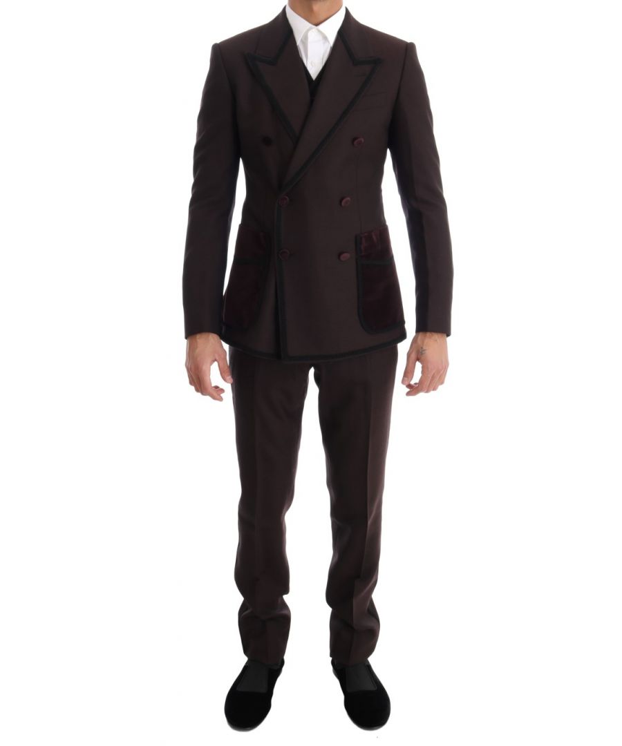 Dolce & Gabbana Absoluut prachtig, 100% Authentiek, gloednieuw met tags Dolce & Gabbana Pak Kleur: Bordeaux Model: SICILIA Stijl: Tuxedo, Double breasted 3-delig pak; omvat blazer, vest, en broek Sluiting: Twee knoopsluiting Pasvorm: Slim Fit Torero geïnspireerde detaillering borduurwerk Twee binnenzakken Twee open vents in de rug Vest heeft volledige knoopsluiting en een verstelbare riem terug 3-wegs broek ritssluiting Made in Italy Zeer exclusieve en zeldzame pak rechtstreeks uit de Runway collectie Materiaal: 96% Wol, 4% Katoen Voering: 55% Rayon, 45% Acetaat
