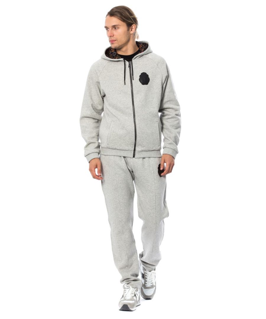 Code du modèle : BLBM7000055B Couleur : Grigio/Gray Pull Col à capuche Fermeture à glissière complète dans les 2 sens Manches raglan longues 2 poches à main Doublure à motif Capuche réglable par cordon Poignets et ourlet côtelés Patte de suspension Le logo est patché sur le côté gauche de la poitrine, au niveau de la patte de suspension, ainsi que des cordons de marque’ ; fermetures & ; zips’ ; tirettes Pantalon Taille élastique & ; cordon réglable 2 poches à main Couture avant Le logo est patché sur le devant près de la poche à main gauche, ainsi que des cordons de marque’ ; fermetures Fabriqué en Italie