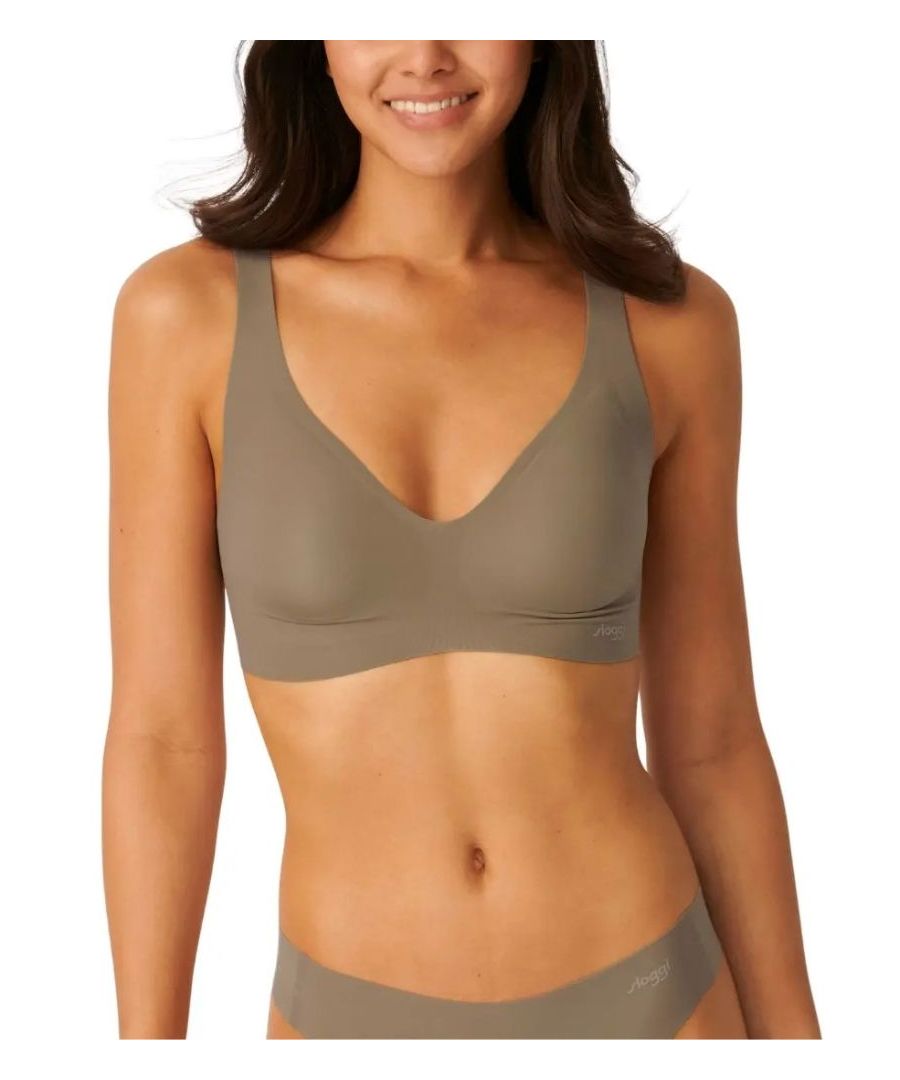 Make everyday comfortable in the Sloggi Zero Feel Padded bra. This bra is designed to look like an everyday bra - but designed with comfort in mind. The lightly padded cups ensure a naturally rounded shape, and non wired cups provide ultra comfort. Hook and eye fastening, and adjustable straps provides an excellent fit. Size Guide: XS (8), S (10), M (12), L (14)