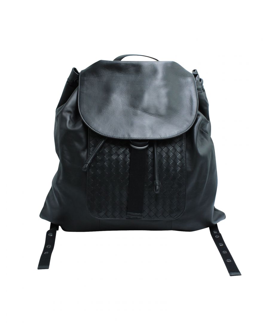 VINTAGE, RRP AS NEW\nThis stunning backpack by Bottega Veneta is crafted of smooth leather in black. The bag features adjustable fabric shoulder straps with pewter grommets, a black leather top handle.  The crossover flap opens to a taupe fabric interior with patch pockets for everyday utility, from Bottega Veneta.  It is completed with the brand's signature intrecciato weave in front.  \n\nBottega Veneta Intrecciato Backpack in Black Leather\nCondition: Excellent, with dust bag\nSign of wear: Slight dust, can be easily removed\nMaterial: Leather\nSize: One Size\nWidth:   100 mm\nLength:   450 mm\nHeight:   460 mm\nSKU: 119892