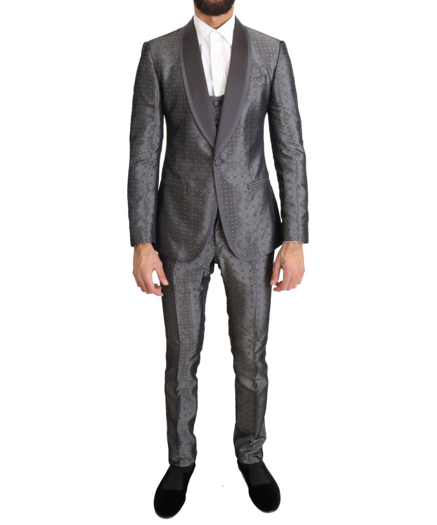 Dolce & Gabbana Absoluut prachtig, 100% Authentiek, gloednieuw met tags Dolce & Gabbana Pak Kleur: Zilver Thema: Barok Stijl: Single breasted 3-delig pak; omvat blazer, vest, en broek Sluiting: Een knoop sluiting Pasvorm: Slim Fit Twee binnenzakken Twee open vents in de rug Vest heeft volledige knoopsluiting en een verstelbare riem terug 3-weg broek ritssluiting Made in Italy Zeer exclusief en hoog vakmanschap Materiaal: 58% Zijde, 42% Polyester Voering: 56% Rayon, 44% Acetaat