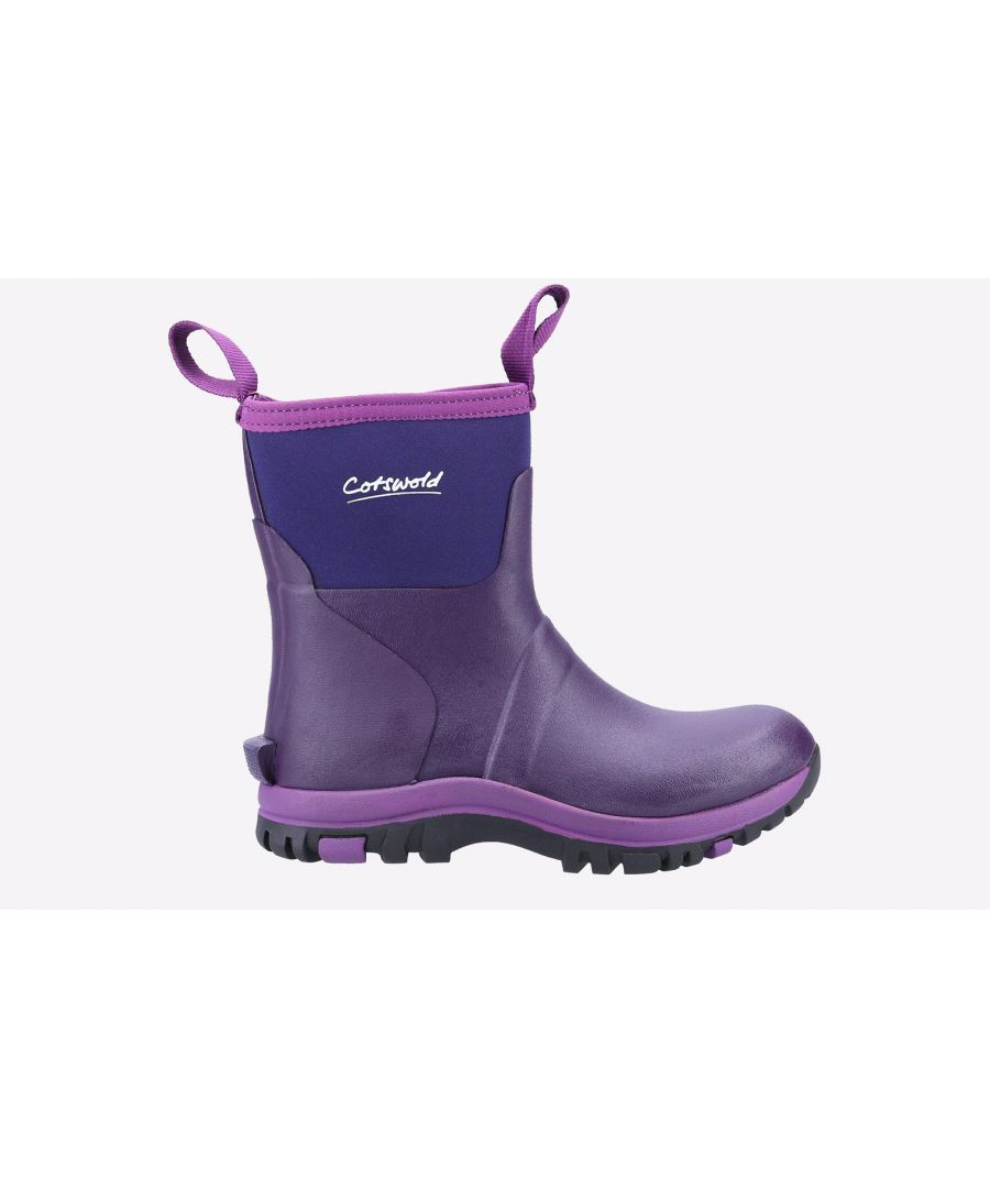 Blaze Neoprene from Cotswold, is the perfect welly for all weather conditions. With fully waterproof neoprene for excellent warmth and comfort.\n-100% Waterproof\n-Front and rear pull on loops\n-Heel kick\n-Easy to clean overlay\n-3mm Neoprene