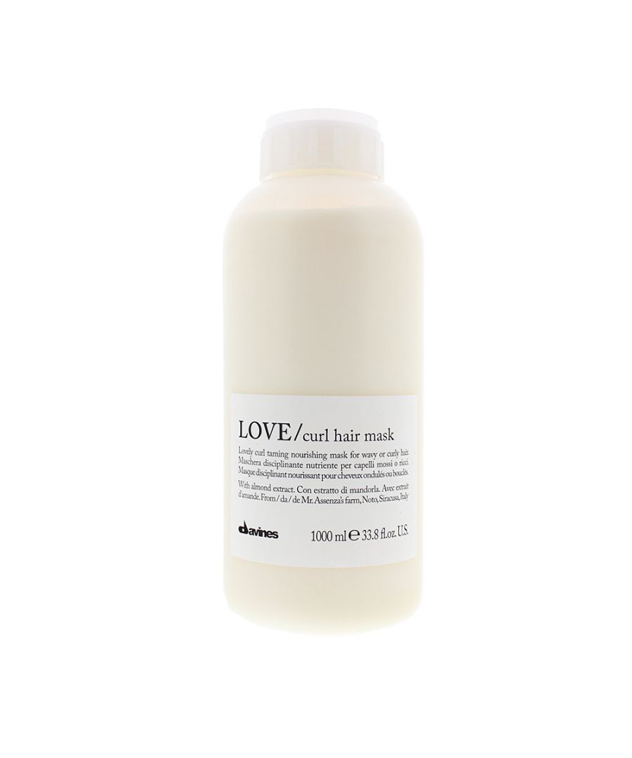 Davines Love Curl Hair Mask has been designed to provide nourishment and conditioning for wavy and curly hair, resulting in hair being soft, hydrated and detangled. The mask leaves curls being easy to work, elastic and soft.