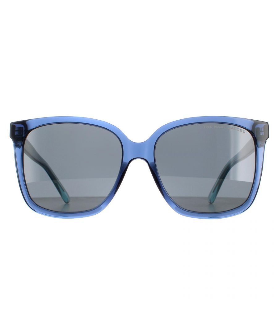 Marc Jacobs Vierkant Dames Blue Azure Grijs Marc 582/s zonnebrillen zijn een modieuze vierkante stijl gemaakt van lichtgewicht acetaat. Het Marc Jacobs -logo is ingebed in de slanke tempels voor merkauthenticiteit.
