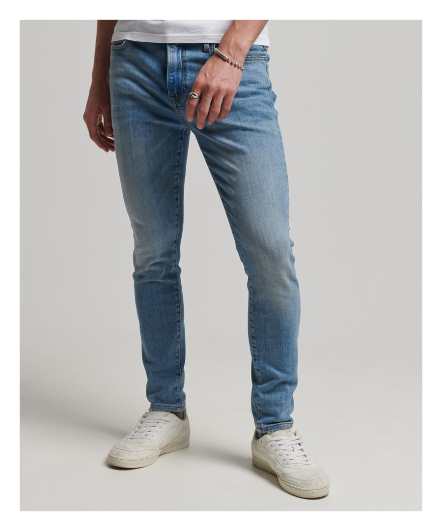Deze skinny jeans is ideaal voor een retro-outfit en geeft je een nauwsluitende look zonder in te boeten aan comfort.Skinny pasvormRiemlussenRits- en knoopsluitingVijf zakkenKenmerkende logopatchKenmerkend logolabelNauwsluitende pasvorm. Aanpassend waar de broek de huid aanraakt, precies waarvoor hij is ontworpen. Met een vleugje stretch om er zeker van te zijn dat hij zo strak mogelijk past, vanaf je zitvlak via de dij tot aan een smalle enkel – de ultieme rocksterlook.