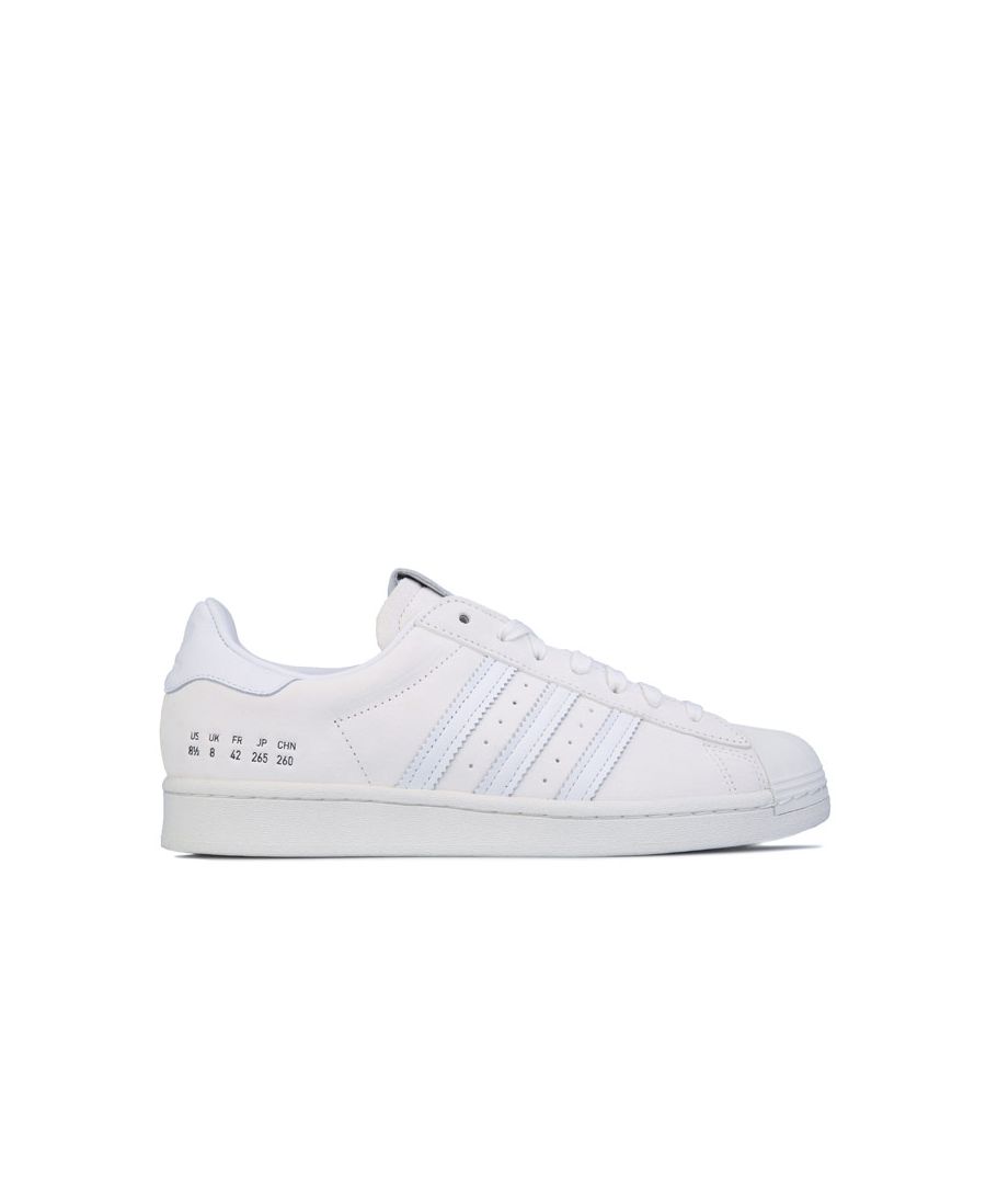 Mens adidas Originals Superstar trainers in off white.- Leather upper.- Lace up closure.- Serrated 3-Stripes.- Trefoil logo to heel and tongue.- Rubber outsole.- Leather upper; Leather lining  Synthetic sole.- Ref: FY5478