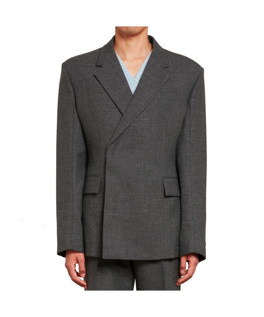 - Composition: 100% wool - Slim fit Double-breasted Notched lapels Structured shoulders Long sleeves Concealed two-button closure Twin welt pockets with flaps to waist Single welt pocket to chest fully Lined Sartorial label to sleeve - MPN G9XI1Z G7C7N_S9000 - Gender: MEN - Code: JKT PR 1 BZ 02 O55 S3 T