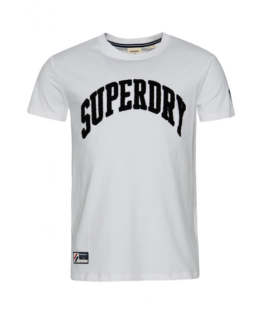 Whether you're looking for a chilled look or a sporty vibe, we've got you covered with the Varsity Arch Mono T-Shirt.Relaxed fit – the classic Superdry fit. Not too slim, not too loose, just right. Go for your normal sizeCrew necklineShort sleevesEmbroidered graphicSignature logo patch