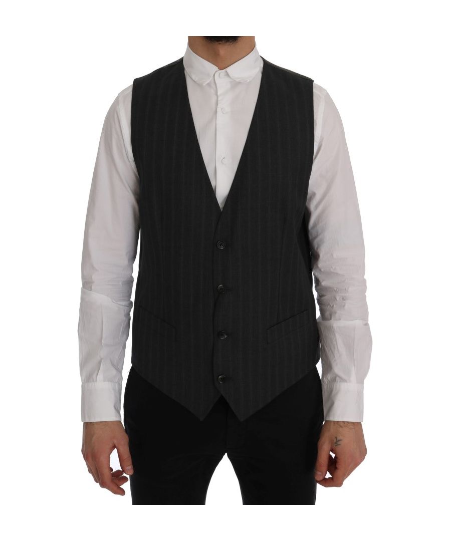 Dolce & ; Gabbana STAFF Absolument superbe, 100% Authentique, neuf avec étiquettes Dolce & ; Gabbana STAFF Gilet Modèle : Gilet à simple boutonnage Couleur : Gris rayé Fermeture à bouton sur tout le devant Sangle arrière réglable Détails du logo Fabriqué en Italie Matériau : 97% laine, 3% élasthanne Doublure : 100% rayonne