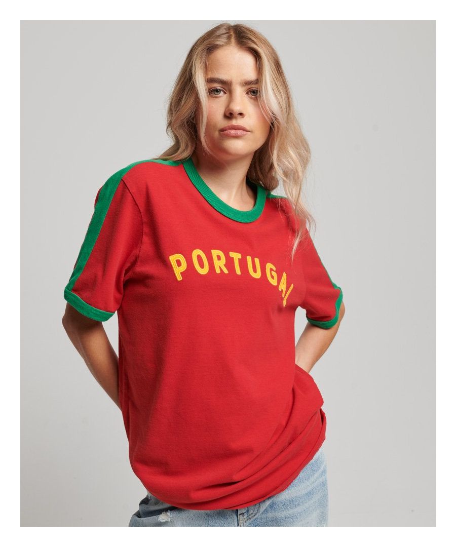 Toon je steun voor Portugal in stijl met het ringesponnen Portugal-voetbalshirt, een ideale keuze voor liefhebbers van retrosportkleding. Dit kledingstuk is gemaakt van comfortabel, zacht katoen en heeft een superrelaxte pasvorm, zodat je het moeiteloos tijdens allerlei ontspannen gelegenheden kunt dragen.Casual pasvorm – de klassieke Superdry-pasvorm. Niet te nauwsluitend, niet te ruim, precies goed. Kies je gebruikelijke maatRonde halsKorte mouwenGeribde hals en mouwboordenGeborduurd 'Portugal'-ontwerpGeborduurd rugnummer 7