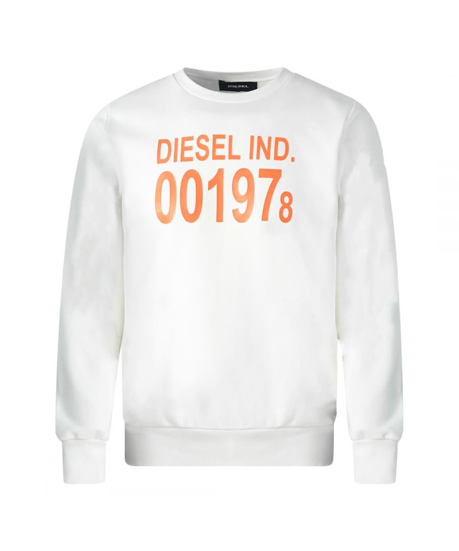 Witte sweater met Diesel 001978-logo. Witte sweater met Diesel 001978-logo. 100% katoen. Ronde hals, lange mouwen. S-Girk-J3 100. Elastische hals, manchetten en taille