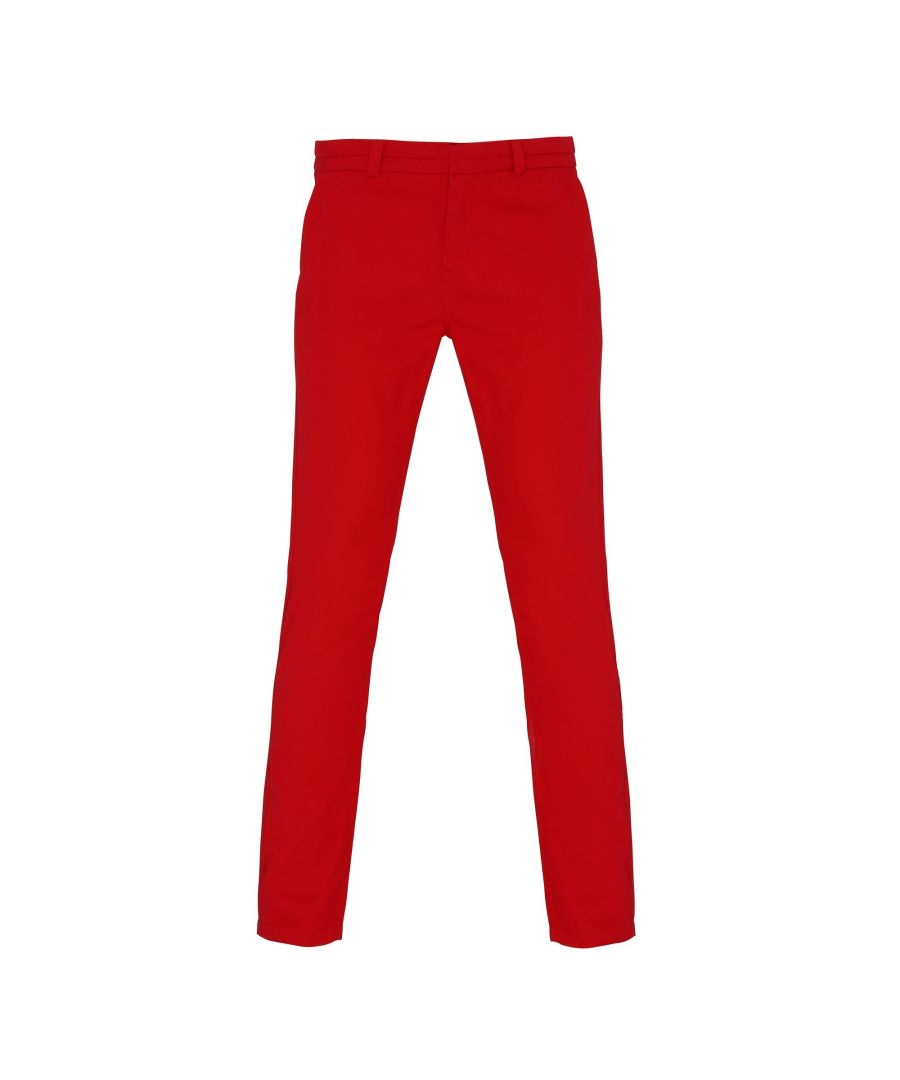 Dames klassieke pasvorm chino's in een zachte stoffen afwerking. Ritsvlieg met knoopsluiting in de taille. Riemlussen. Twee zakken aan de zijkant en twee niet-functionele achterzakken voor de styling. Afmetingen: XS: 8, S: 10, M: 12, L: 14, XL: 16, 2XL: 18.