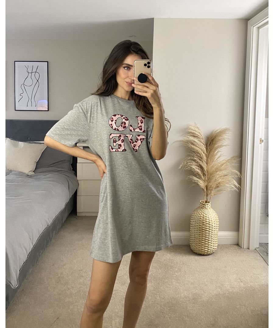 This cotton pyjama t shirt dress from Threadbare features short sleeves and crew neck with front print. Perfect for lounging this season.