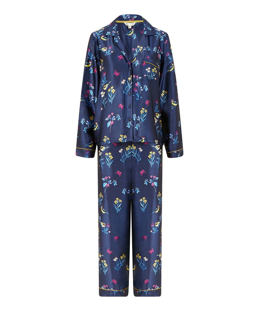 Slaapkleding, Yumi-stijl. Deze marineblauwe, satijnen pyjama met vogelprint is zijdezacht en bijzonder luxueus. Met een prachtige, door Yumi ontworpen bloemen- en vogelprint, compleet met contrasterend gele biezen. De top heeft een knoopsluiting, een kraag, lange mouwen en één zak. Een losvallende broek maakt de set compleet. Verwen jezelf met deze driedelige set, compleet met satijnen pyjamatas. Ook perfect om als cadeau te geven. Maattabel: 16-18 (reële maat) 20-24 (vallen kleiner, meer richting maat 20) 26-28 (vallen kleiner, meer richting maat 26)