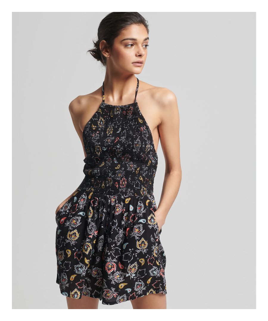 Of je nu op vakantie bent of thuis van de zon geniet, onze Vintage-playsuit met halternek en smokwerk geeft je die retro beachvibe die je authentieke stijl nodig heeft.Slimfit – zit nauwer om het lichaam voor een strakkere lookHalternek met kwastjesTorso met smokwerkTwee taillezakkenWijdvallende shortKenmerkend metalen Superdry-logolabel